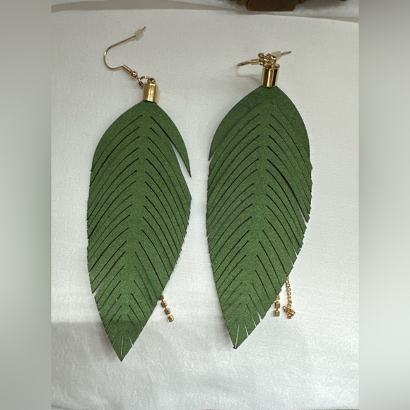 Green leaf earrings with handmade wooden beaded bracelet set - Picture 3 of 8